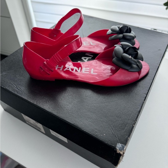 Gorgeous authentic Chanel Camellia jelly sandals size 36. Good condition! - Picture 3 of 7